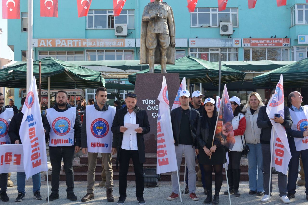 Öğretmenler Meydana İndi.