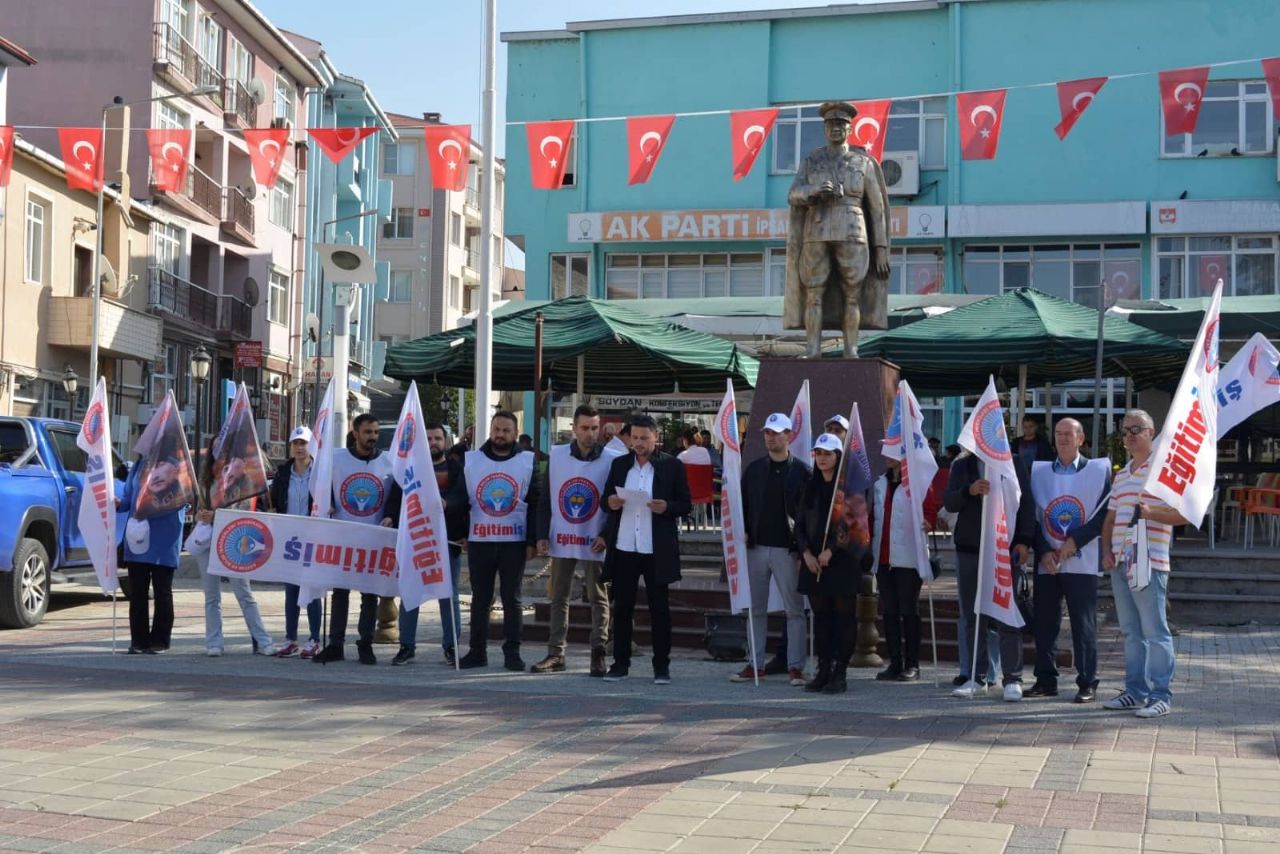 Öğretmenler Meydana İndi.