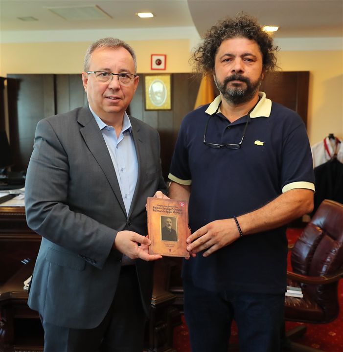 Öğr. Gör. Halûk Kayıcı’dan Rektör Prof. Dr. Erhan Tabakoğlu’na Kitap Takdim Etti.