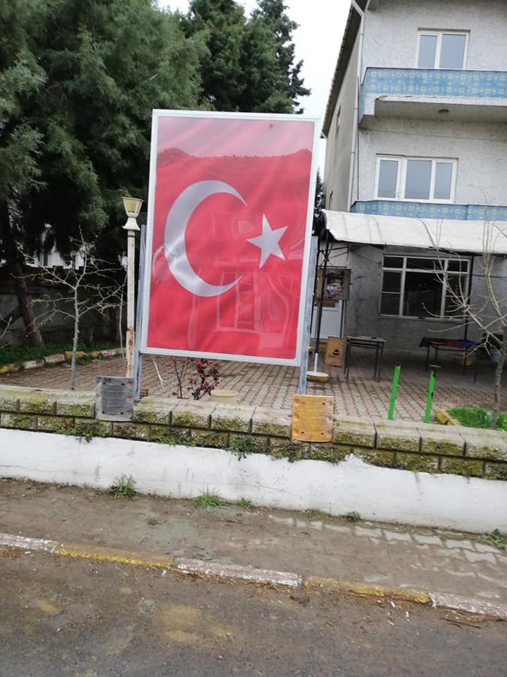 Muhtarlık Binası Önüne Ataütürk ve Türk Bayrağı Posterleri Yapıldı.