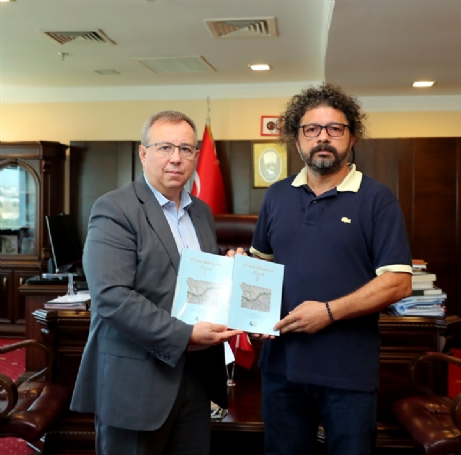 Öğr. Gör. Halûk Kayıcı’dan Rektör Prof. Dr. Erhan Tabakoğlu’na Kitap Takdim Etti.